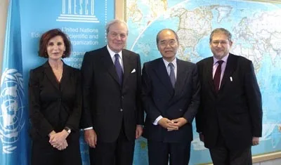 Graciela Vaserman-Samuels avec David de Rothschild, Koichiro Matsuura, directeur général de l’Unesco, et Shimon Samuels. (Crédit : Centre Simon Wiesenthal)