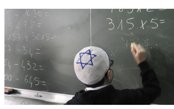 “France Info” Honte à cette information On vous met au défi de trouver un seul élève de confession juive portant un kippa de la sorte dans une Ecole Publique.