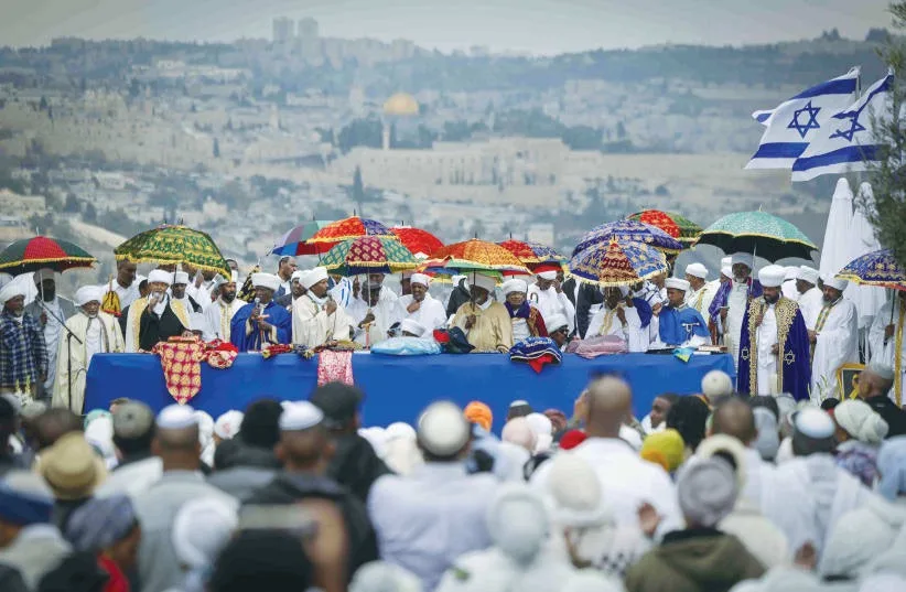 LA COMMUNAUTÉ ÉTHIOPIENNE en Israël constitue un lien vibrant entre les deux nations. Ici, la communauté célèbre le Sigd sur la promenade Haas, à l’ombre de la Vieille Ville, en novembre.