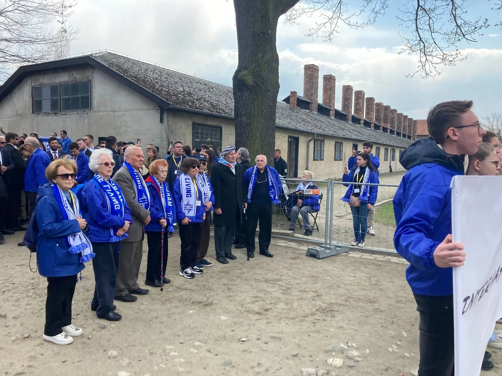Huit survivants de la Shoah à la tête de la Marche des Vivants, sur le site du camp de concentration d'Auschwitz en Pologne, le 28 avril 2022.(Crédit: Yaakov Schwartz/Times of Israel)