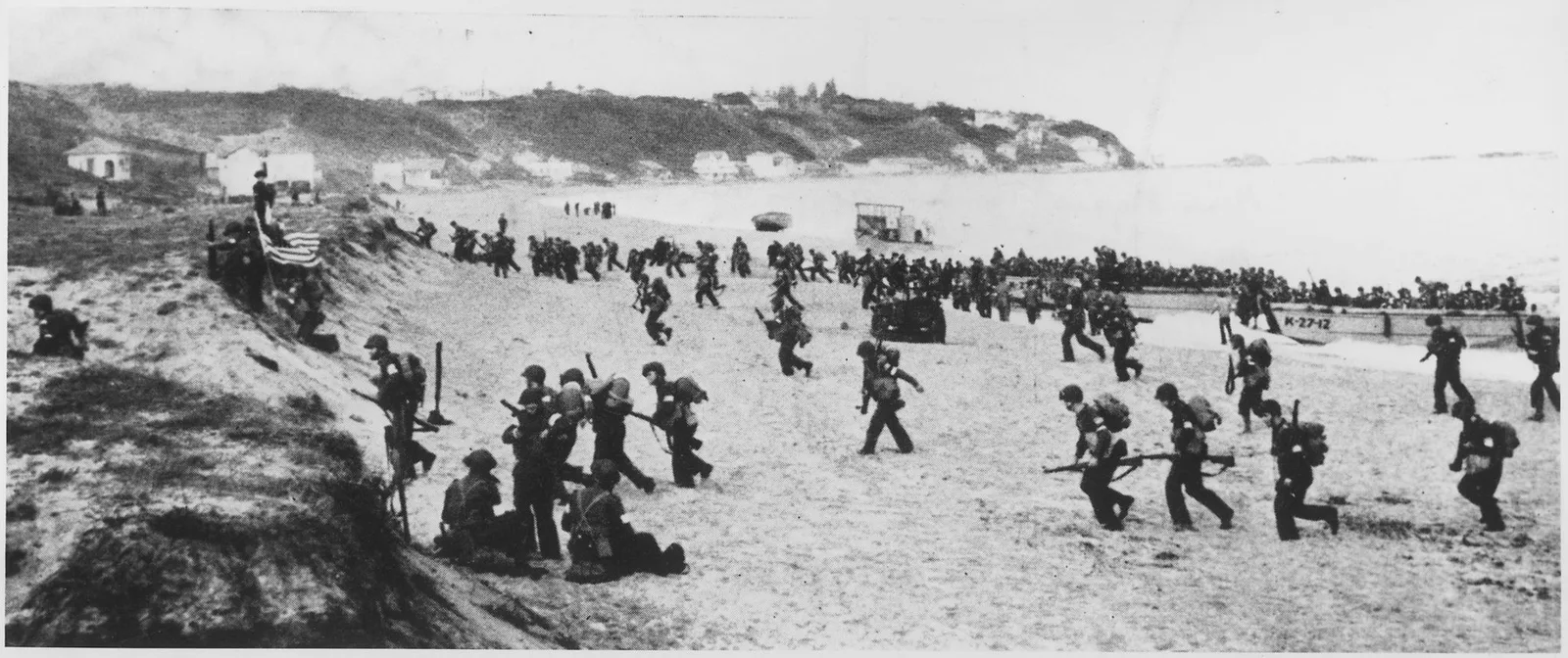Des soldats américains débarquent près d'Alger. (Crédit : Wikimedia Commons, 8 novembre 1942, auteur inconnu, domaine public)