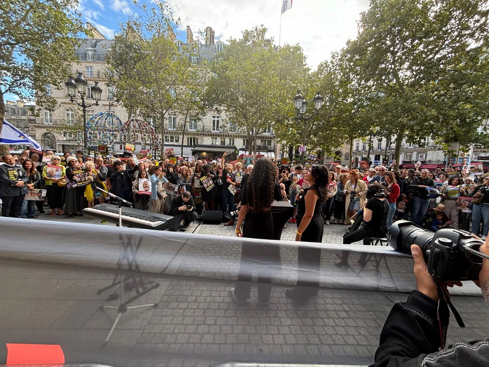 En hommage aux otages encore lâchement retenus un Rassemblement a été organisé par des jeunes avec force et empathie le 8 septembre à Paris.