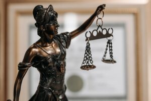 Un député européen de LFI appelle à la mise à l’index de commerces juifs : nous saisissons la justice